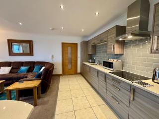 2 Y Bae -Top Floor-2 Bed - Lift and Pet friendly - 2