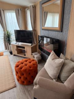 Stylish Inviting 2 Bedroom Caravan with Sea View - 9