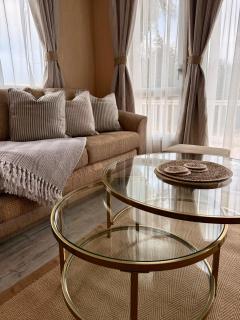 Stylish Inviting 2 Bedroom Caravan with Sea View - 1