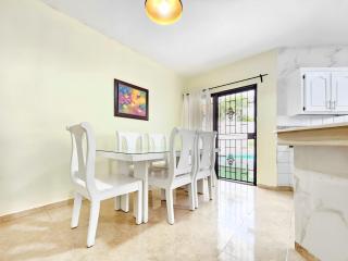 Villa DMM con piscina, jacuzzi y gran área verde en Punta Cana - 1