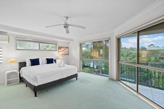 Front Lake View 4Bed Home with Pool and Mins to Mall - 0