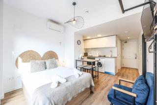 Elegant Studio with Private Terrace by RentitUP - 3