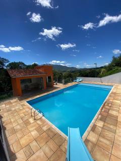 Casa ampla, 2 qtos, varanda, região de Extrema - Extrema - 0