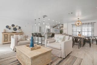 Waterfall Retreat! Beachy cottage near the bay with gorgeous waterfall pool! - 8