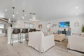 Waterfall Retreat! Beachy cottage near the bay with gorgeous waterfall pool! - 7