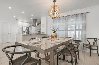 Waterfall Retreat! Beachy cottage near the bay with gorgeous waterfall pool! - 2