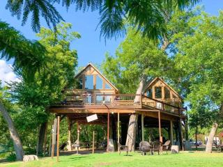 Waterfront Prairie Flower Treehouse - Seguin - 0