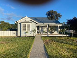 Rose gold cottage - Dunolly - 9