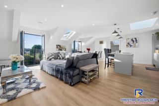 Luminous Penthouse close to Airport and Near Trafford Centre with Private Parking - Wythenshawe - 0