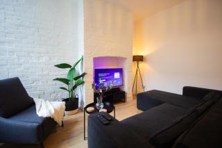 Stylish Cosy 4-Bed Home, Sleeps Up To 10 With Large Sofa Bed, Near Manchester Royal Infirmary & Universities, Free Parking & Ultra-Fast WiFi - 0