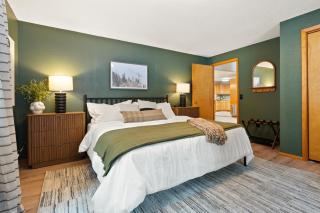 Newly Remodeled, 5 King Bed Home near GNP - Whitefish - 1