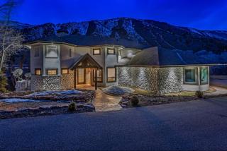 $5M Luxury Waterfront Villa - 14 MI to Aspen - 9