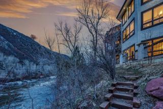 $5M Luxury Waterfront Villa - 14 MI to Aspen - 7