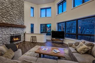 $5M Luxury Waterfront Villa - 14 MI to Aspen - 3