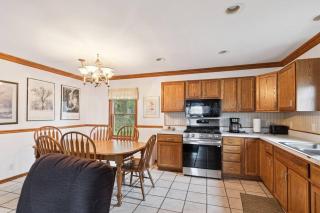 Spacious 4BR Lakefront Cottage - Perfect for Groups - Lincoln Junction - 9