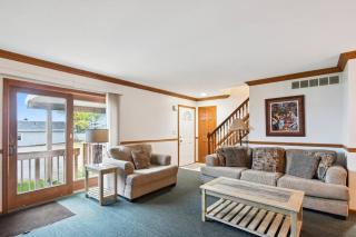 Spacious 4BR Lakefront Cottage - Perfect for Groups - Lincoln Junction - 1