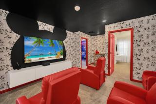 Chic 10BR Retreat with Themed Rooms & Pool - Orlando - 9