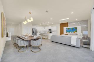 Chic 10BR Retreat with Themed Rooms & Pool - Orlando - 2