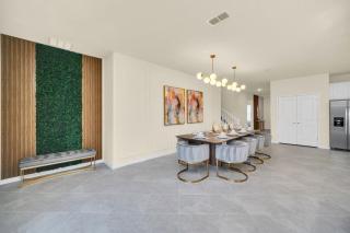 Chic 10BR Retreat with Themed Rooms & Pool - Orlando - 1
