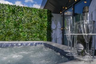 Luxury Penthouse with Private Hot Tub Overlooking Leeds City Centre - Leeds - 1