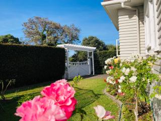 Spacious and Sunny Master Bedroom in a Villa - Auckland - 5