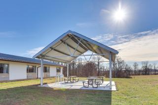 Walk to OCU, Golf Updated Oakland City Studio! - - 8