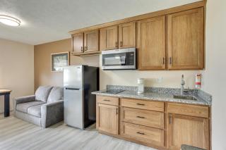 Walk to OCU, Golf Updated Oakland City Studio! - - 9