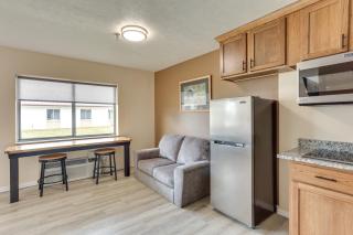 Walk to OCU, Golf Updated Oakland City Studio! - - 5