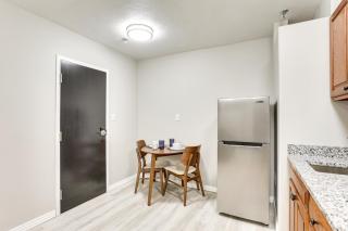 Half-Mi to Oakland City Golf Club Sleek Apartment - 3