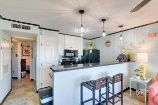 Across From Beach Resort-Style Galveston Condo - Galveston - 2
