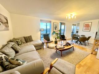 Exclusive King-Size Bed Comfort with Serene Garden View - Dublin - 1