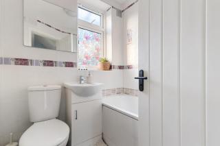 Luxurious 4 bedroom home - Dagenham - 3