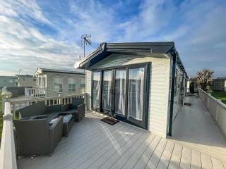 Stunning 4 Berth Caravan With Large Decking Area At Dovercourt, Ref 44204I - Great Oakley - 2