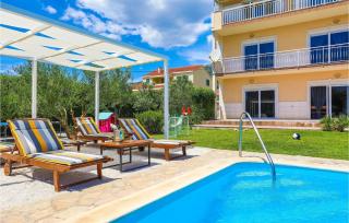 Holiday house with a swimming pool Kastel Luksic, Kastela - 23710 - 2