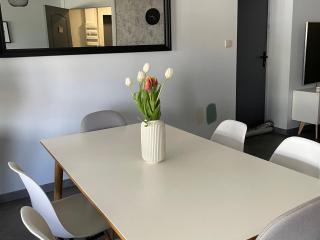 Gîte confortable avec piscine, parking et Wi-Fi à La Suze-sur-Sarthe - FR-1-410-399 - 8