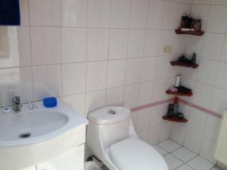 Habitación familiar con baño gigante al lado de Clínica Alemana - Santiago - 1