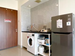 Simply Look Studio at Grand Kamala Lagoon Apartment By Travelio - 1