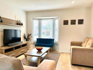 Spacious Detached Home Walk to Parks Trails Pool Easy Access to Toronto Niagara GO Train - Burlington - 7
