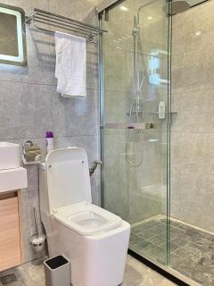 classy charming apartments with heated swimming pool modern equipped gym free parking space child play area and proximity to major shopping malls - Nairobi - 5