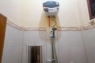 RedDoorz at Senaz Guesthouse Mataram - Mataram - 9