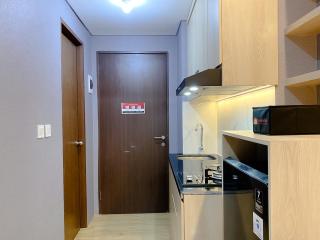 Serene and Tidy Studio Apartment Transpark Juanda Bekasi Timur By Travelio - 1
