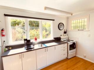 NEW Miromiro Serenity, entire guest house, central - Lower Hutt - 3