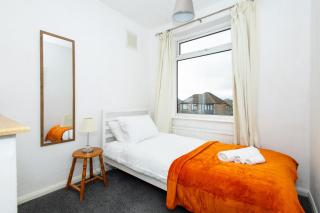 Well Located 3 Bedroom home with free WiFi and private Parking - Alwoodley, Leeds - 7
