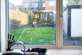 Well Located 3 Bedroom home with free WiFi and private Parking - Alwoodley, Leeds - 1