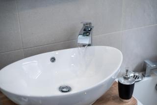 Well Located 3 Bedroom home with free WiFi and private Parking - Alwoodley, Leeds - 4