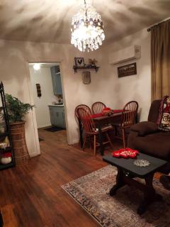 Cozy Vintage Casita - San Antonio - 6