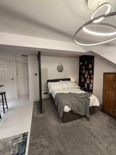 Newly renovated Modern studio apartment in West Kensington - 5