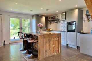 Family Coastal Retreat Sleeps 15 Hot Tub & Sea Views - 9