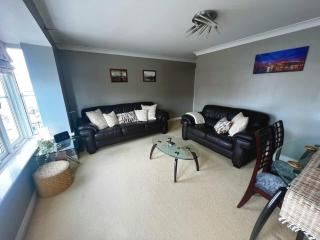 Majestic, modern & spacious harbour-view apartment with parking - Whitby - 8
