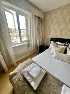 Majestic, modern & spacious harbour-view apartment with parking - Whitby - 5